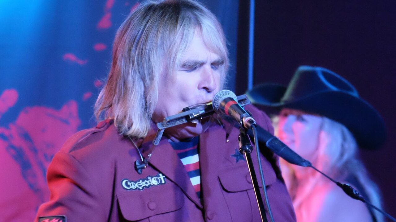 Morre Mike Peters, vocalista da lendária “The Alarm”