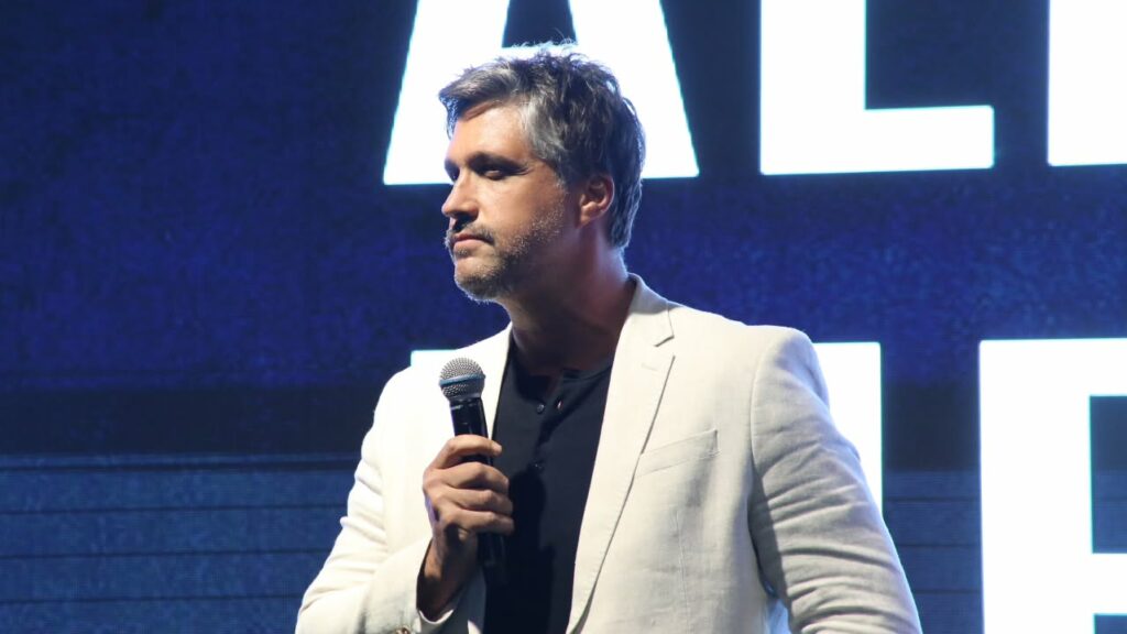 Cantor Leo Chaves anuncia espera do quinto filho