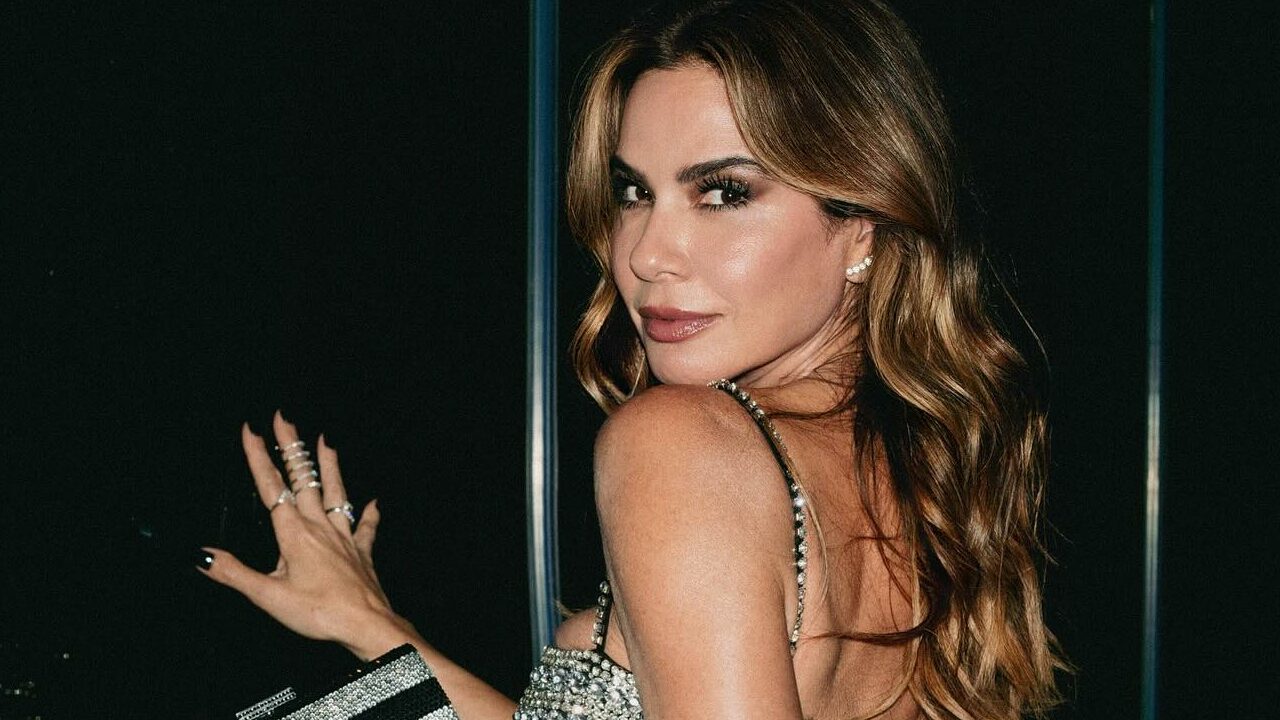 Luciana Gimenez apresenta o Super Pop com problema de saúde