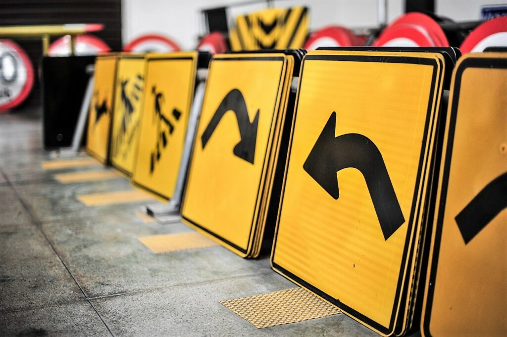 O que significam as cores das placas de trânsito no Brasil? Veja detalhes