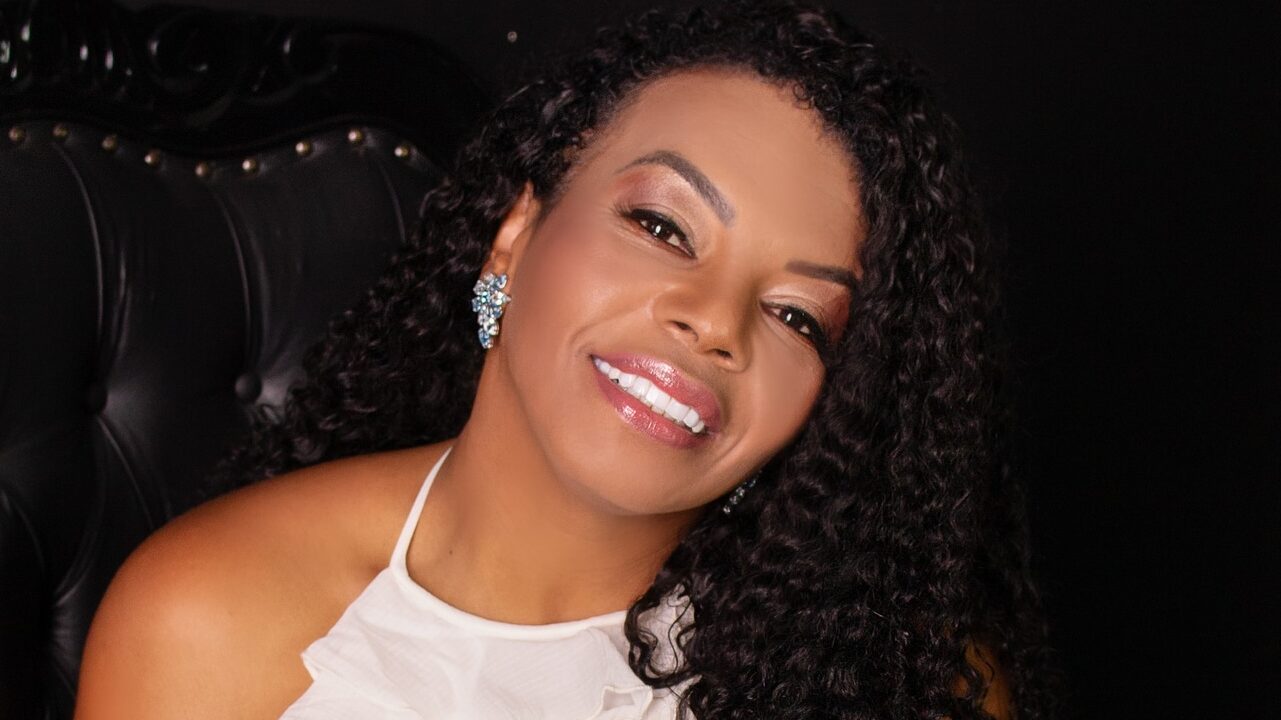 Mãe de MC Kevin chora no aniversário do filho