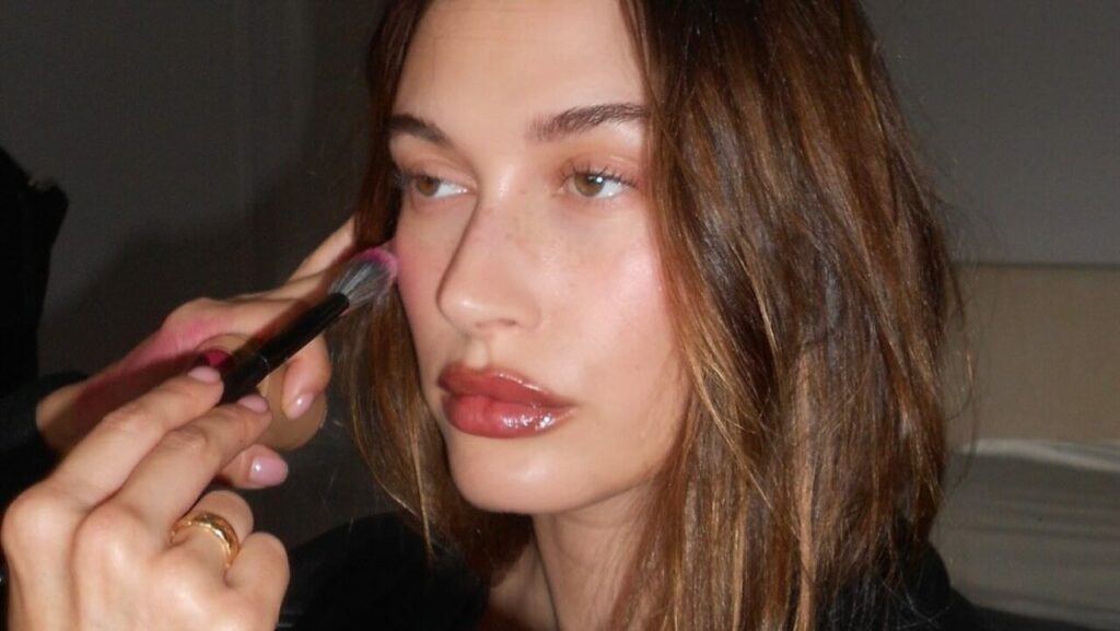 Hailey Bieber preocupa fãs ao revelar diagnóstico
