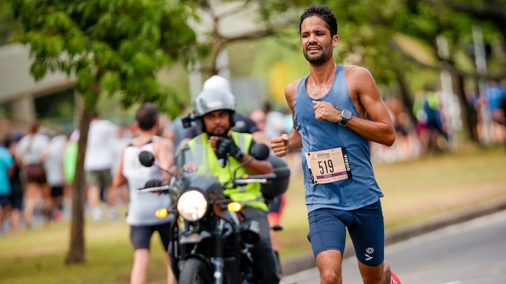 Brasileiro encanta com gesto na Maratona de Boston