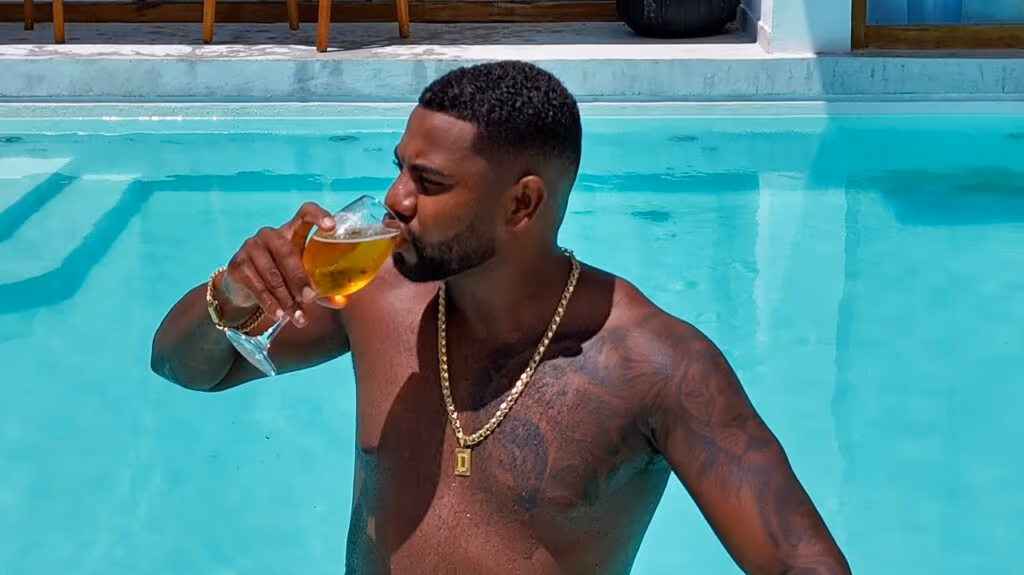 Davi Brito debocha sobre a polêmica das dívidas