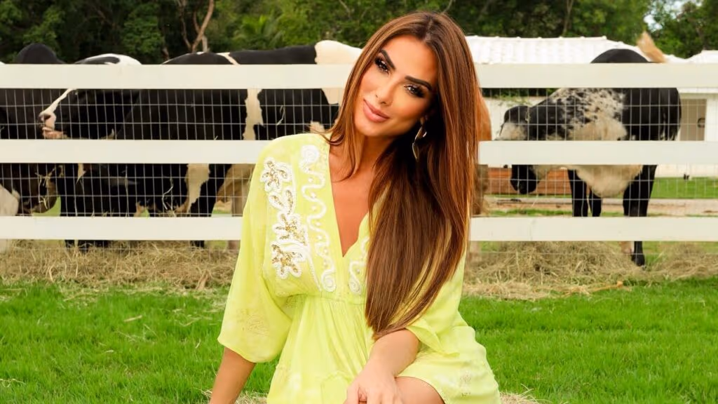 Nicole Bahls impressiona com a galinha Xuxa