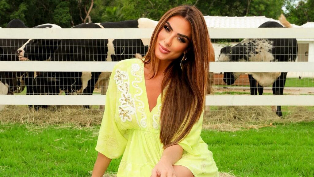 Nicole Bahls impressiona com a galinha Xuxa