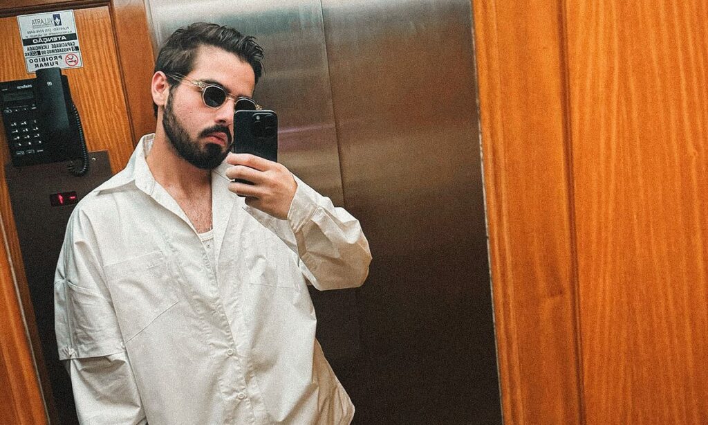 João Silva assume novo relacionamento