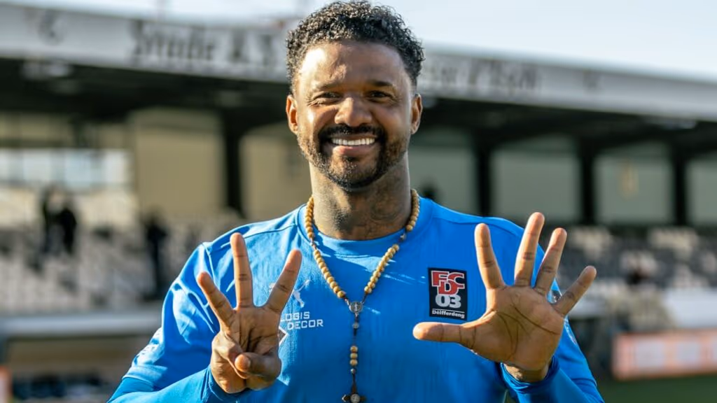 Ex-goleiro do Flamengo faz história no futebol europeu