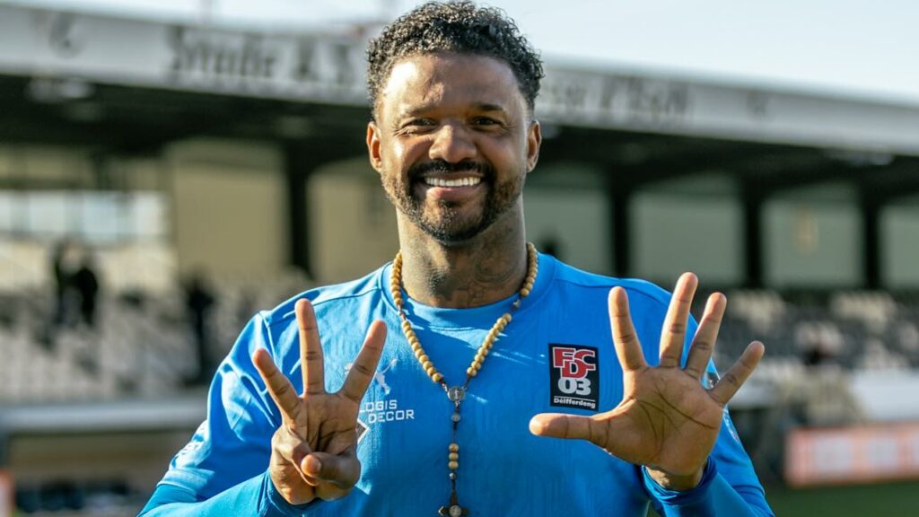 Ex-goleiro do Flamengo faz história no futebol europeu