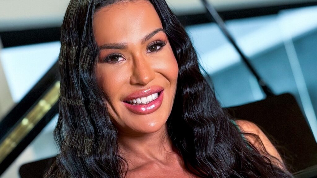 Gracyanne Barbosa recebe presente inusitado de Páscoa
