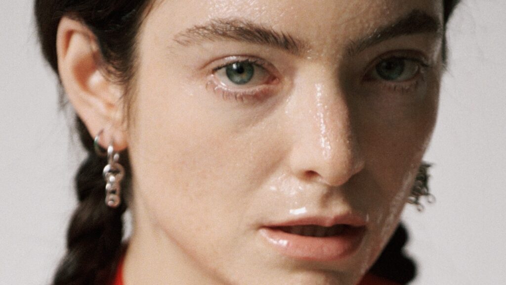 Lorde ressurge com novo single após quatro anos