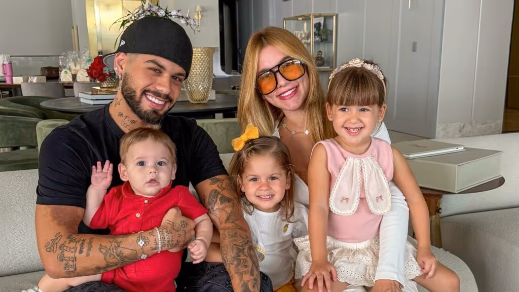 Filho de Virginia e Zé Felipe aproveita primeira aula de natação