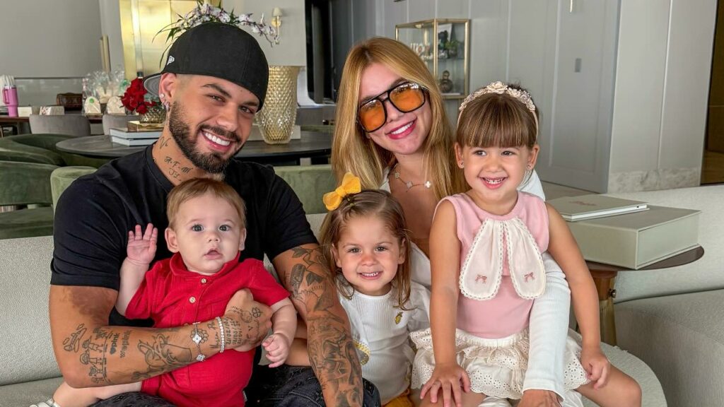 Filho de Virginia e Zé Felipe aproveita primeira aula de natação