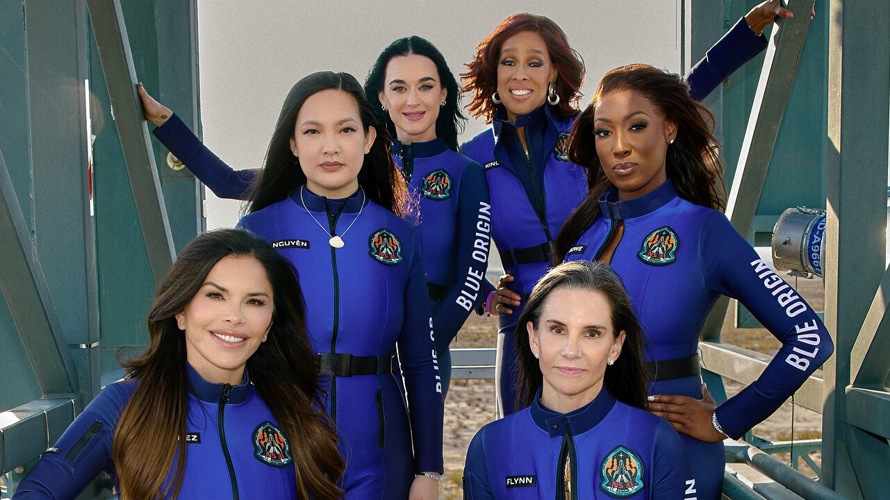 Katy Perry volta de viagem do espaço