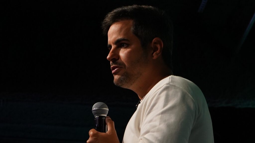 Kaká Diniz se revolta ao defender família de ataques