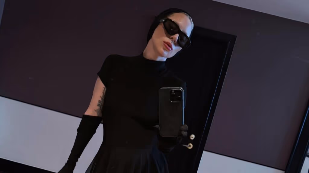 Lady Gaga surpreende ao alimentar fãs no hotel