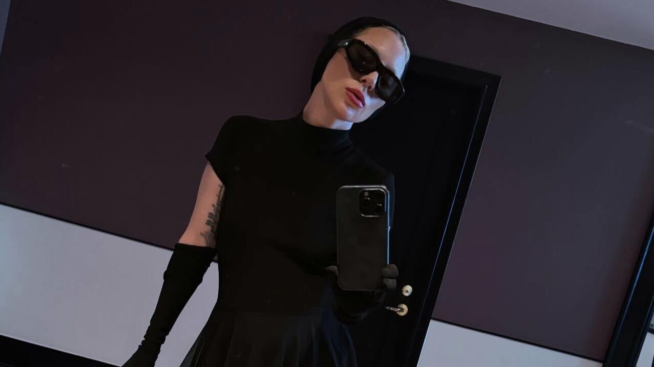 Lady Gaga surpreende ao alimentar fãs no hotel