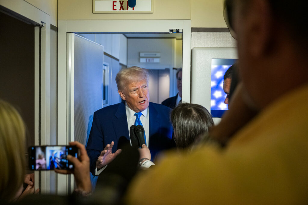 Justiça proíbe Trump de negar passaportes a pessoas trans