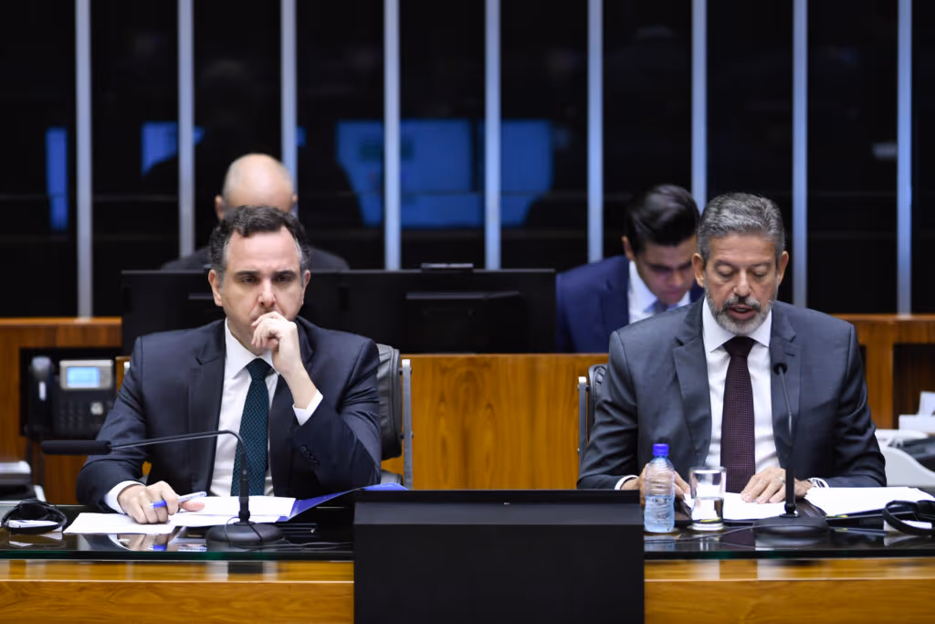 Lira e Pacheco, os maiores beneficiados por emendas de comissão