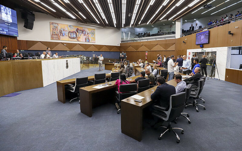 Crusoé: Auxílio-alimentação de R$ 2.374 para vereadores de BH