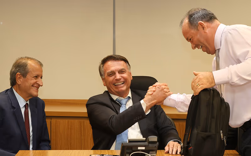 Cirurgia de Bolsonaro transcorreu sem intercorrências, dizem médicos