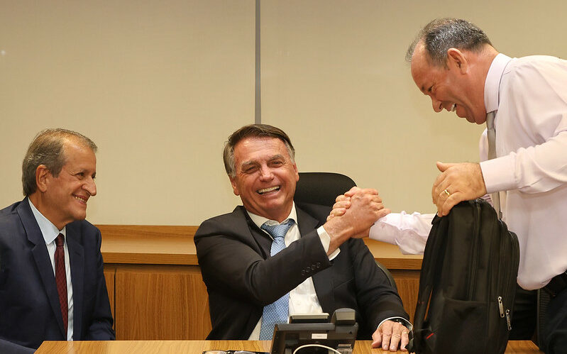 Cirurgia de Bolsonaro transcorreu sem intercorrências, dizem médicos