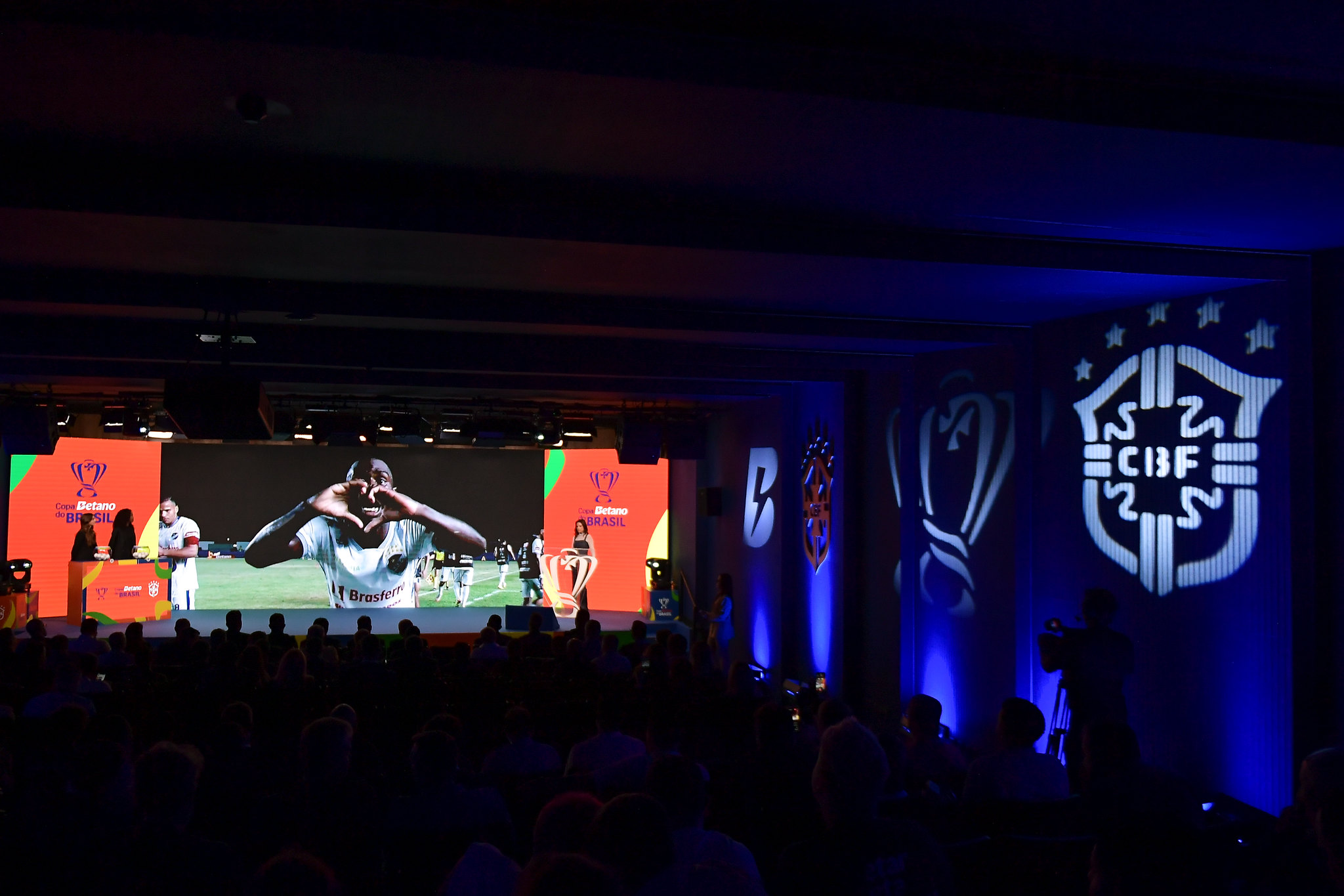 Rodolfo Borges na Crusoé: Humilhados e ofendidos pela CBF