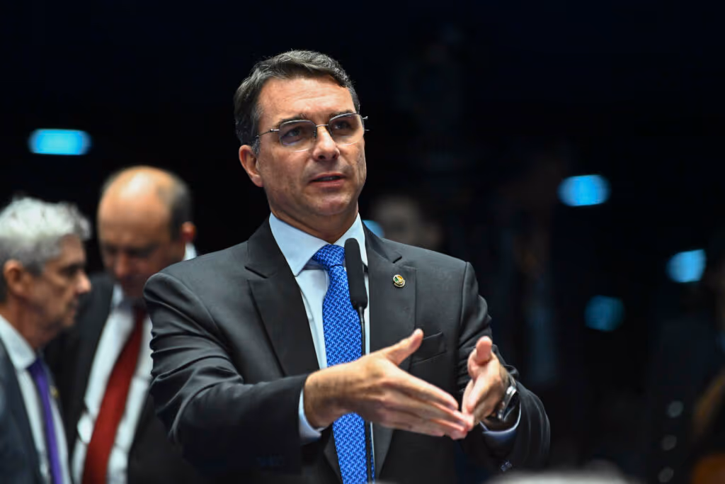 Flávio condiciona apoio de Bolsonaro a indulto
