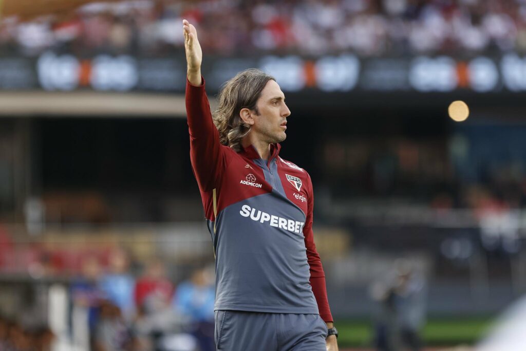Rodolfo Borges na Crusoé: Os inimigos da bola