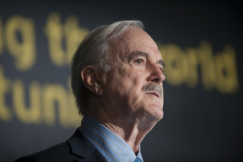 John Cleese cancela turnê em Israel após pressão e gera revolta