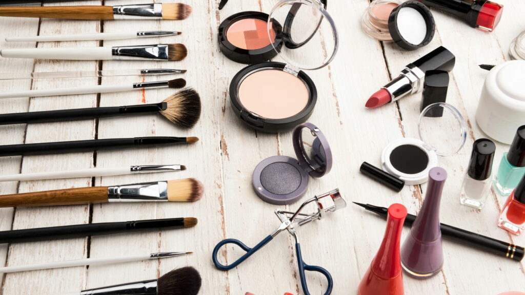 A limpeza dos pincéis de maquiagem são essenciais para uma pela vibrante
