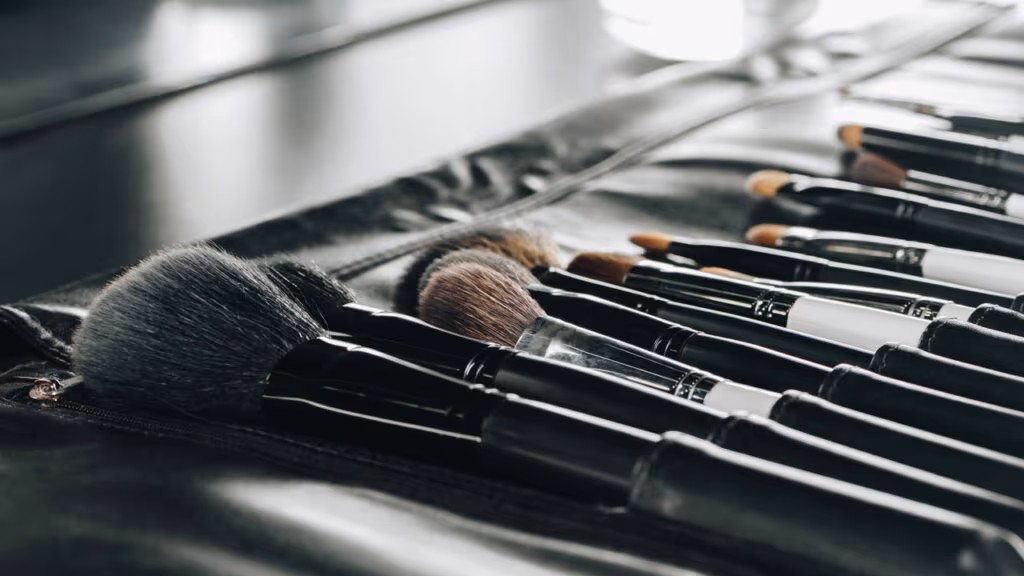 A limpeza dos pincéis de maquiagem são essenciais para uma pela vibrante