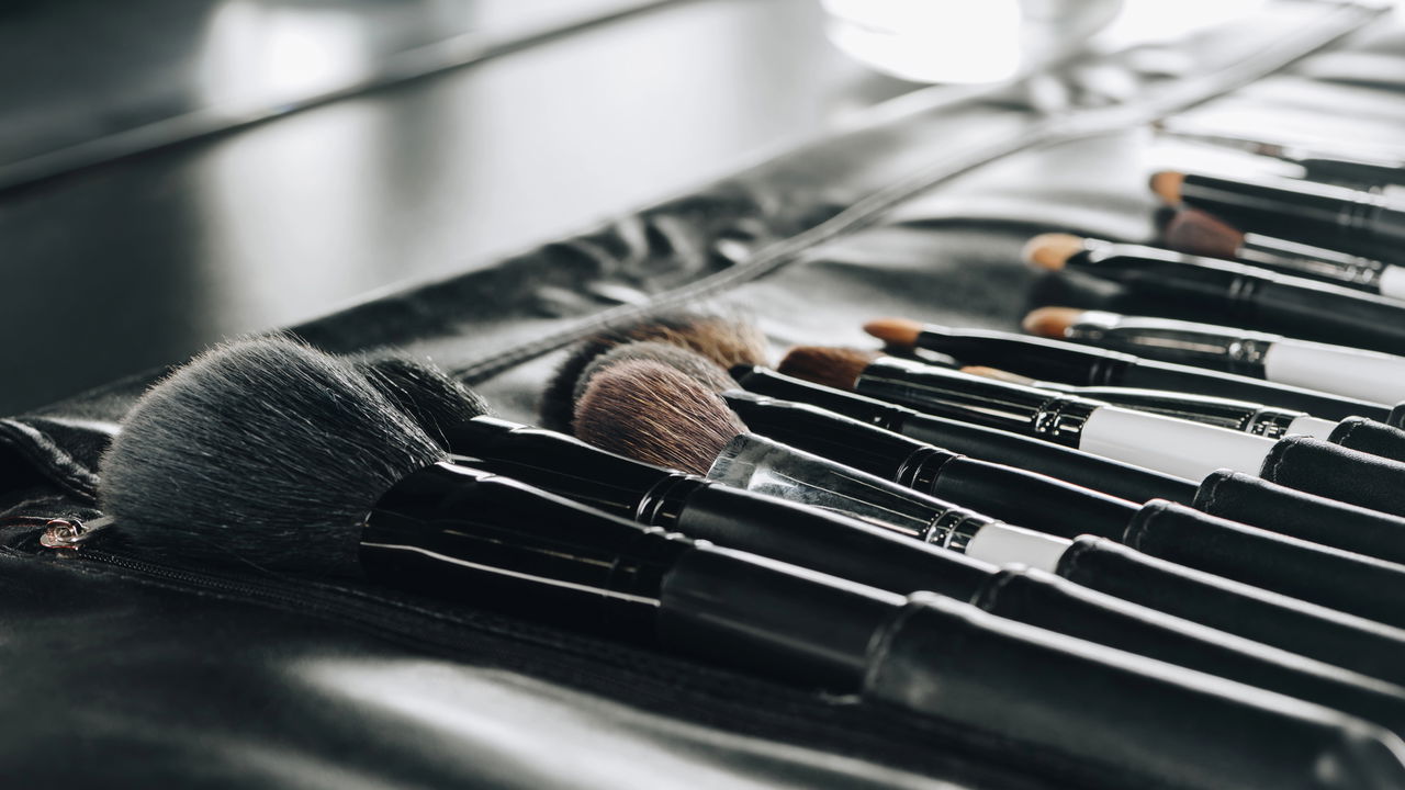 A limpeza dos pincéis de maquiagem são essenciais para uma pela vibrante