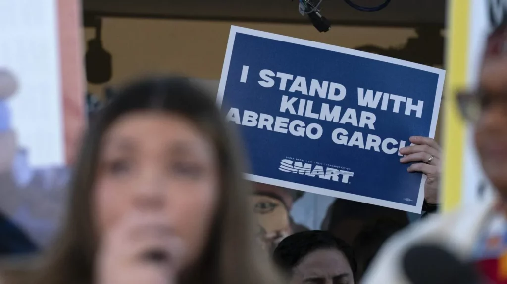 Senador democrata ameaça ir a El Salvador resgatar deportado
