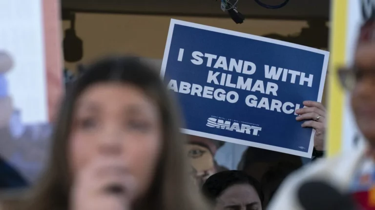 Senador democrata ameaça ir a El Salvador resgatar deportado