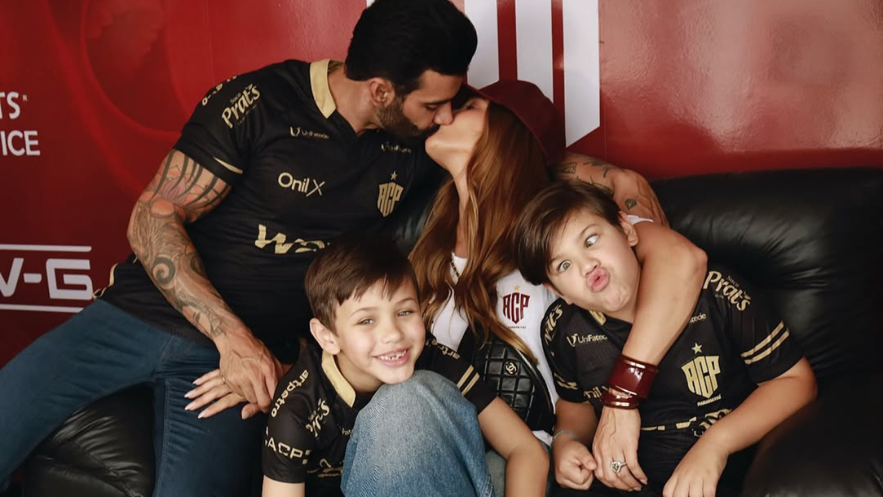 Filho de Andressa Suita aparece novamente dirigindo carro aos 7 anos