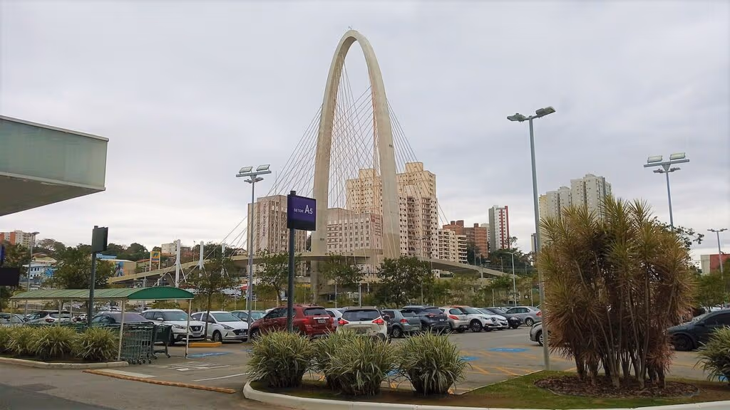 Mulher morre após queda de viaduto no interior de São Paulo