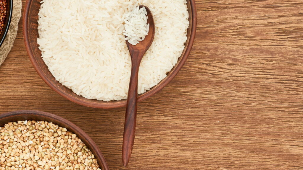 Quais os benefícios de lavar o arroz antes do cozimento?