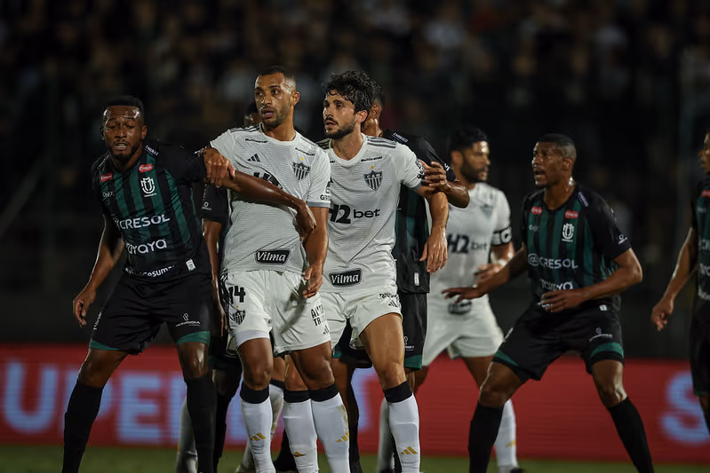 Atlético x Maringá tem pênalti escandaloso ignorado pela arbitragem