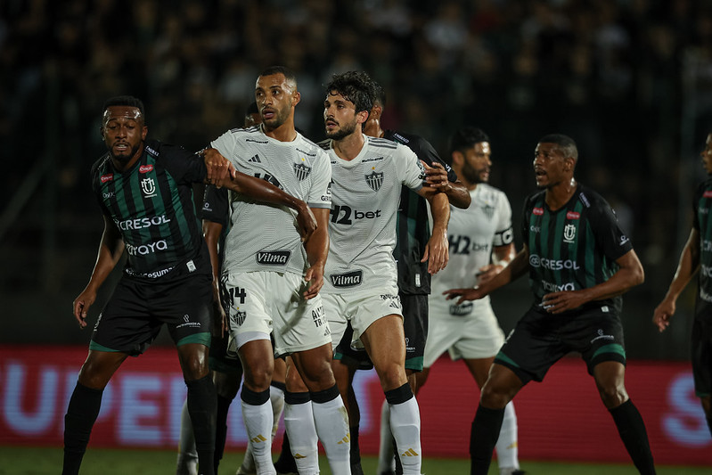 Atlético x Maringá tem pênalti escandaloso ignorado pela arbitragem