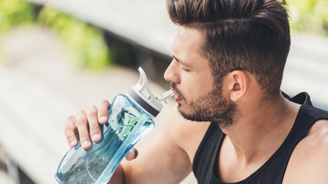 Fadiga, dor de cabeça, pele seca? Hidratação é o problema