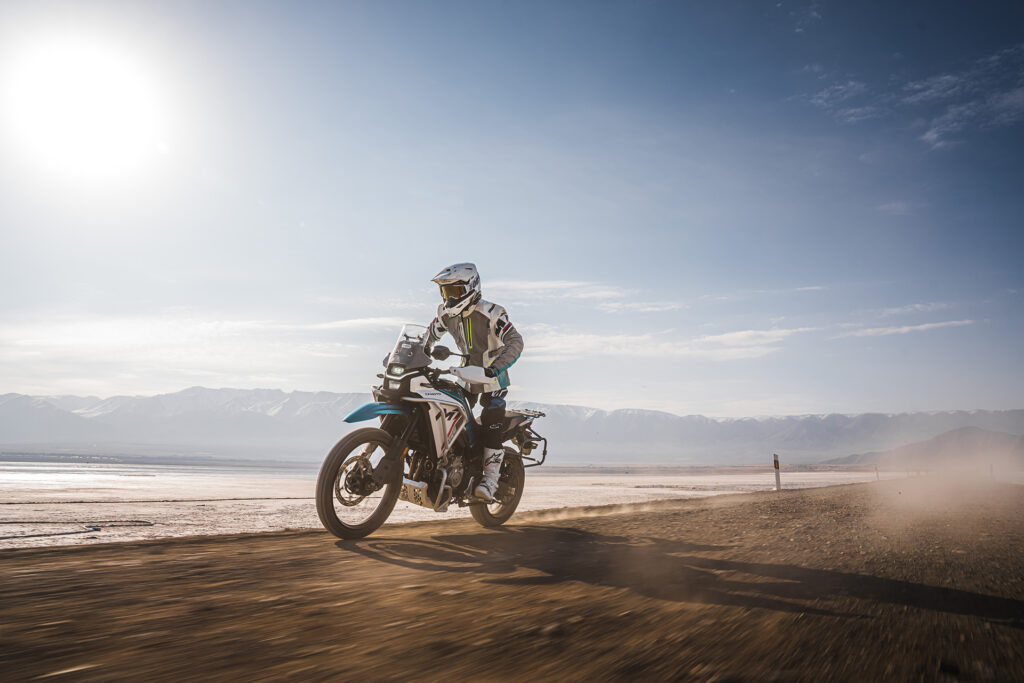 Nova CFMoto 450MT desponta como tendência entre motos aventureiras