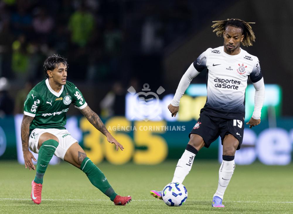 Cabeças de galinhas são jogadas pela torcida do Palmeiras no derby contra o Corinthians