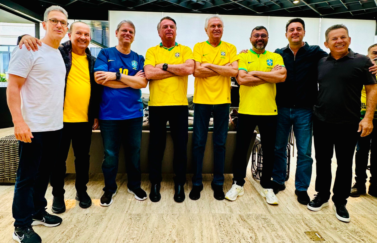 Jair Bolsonaro posa ao lado de governadores de direita