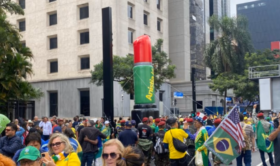 Batom inflável vira símbolo de ato bolsonarista na Paulista