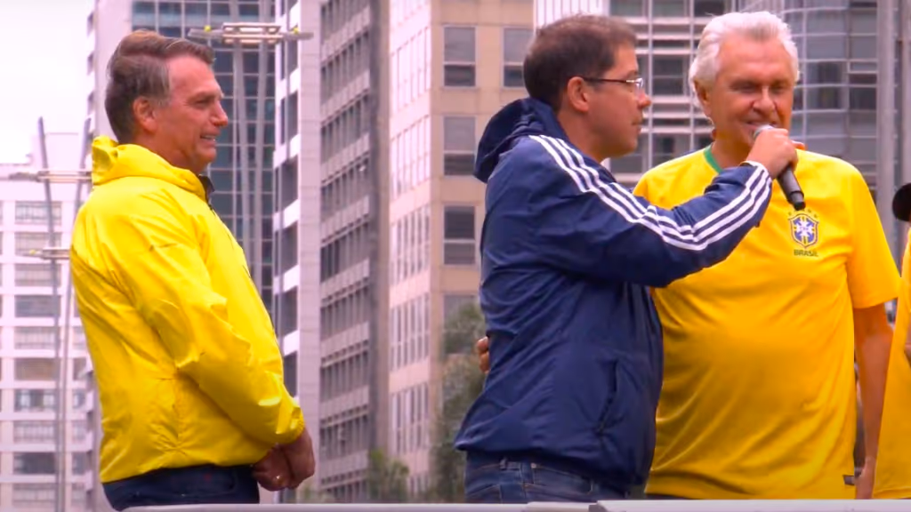 Caiado encabrestado na avenida Paulista