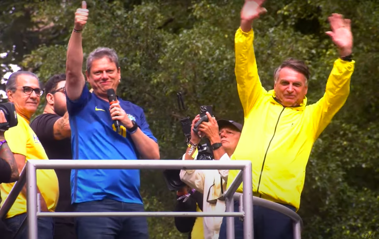 Tarcísio de Freitas e Jair Bolsonaro em manifestação na avenida Paulista