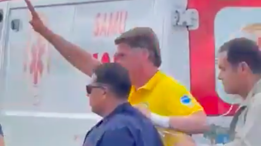 Bolsonaro relata fortes dores e é internado às pressas