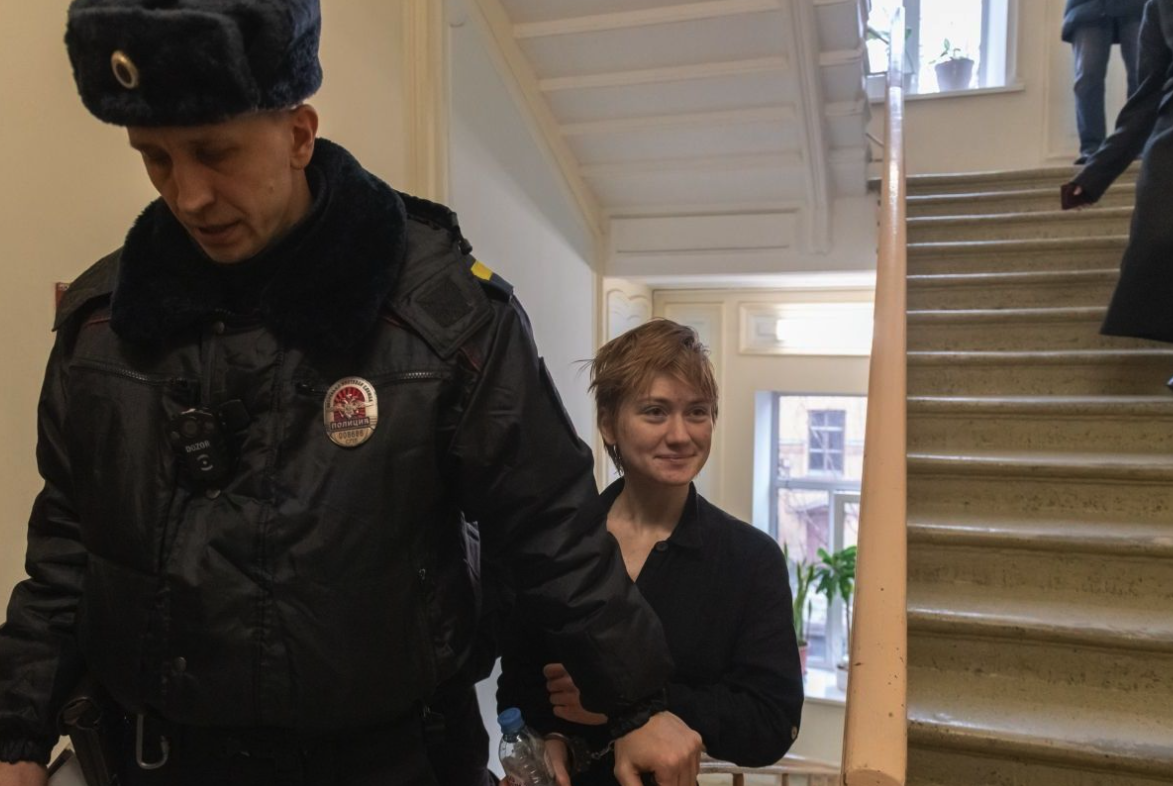 Jovem é presa na Rússia após chamar guerra de “criminosa” e citar poeta ucraniano