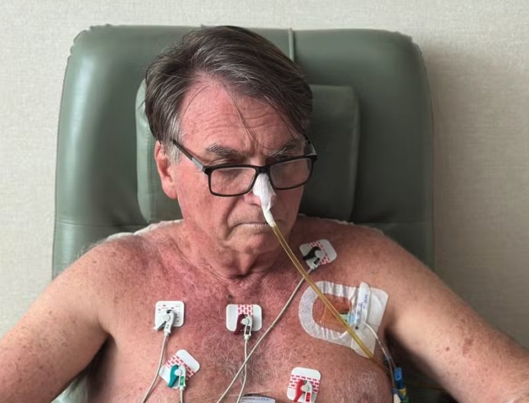 Bolsonaro se supera e publica foto com intestino à mostra